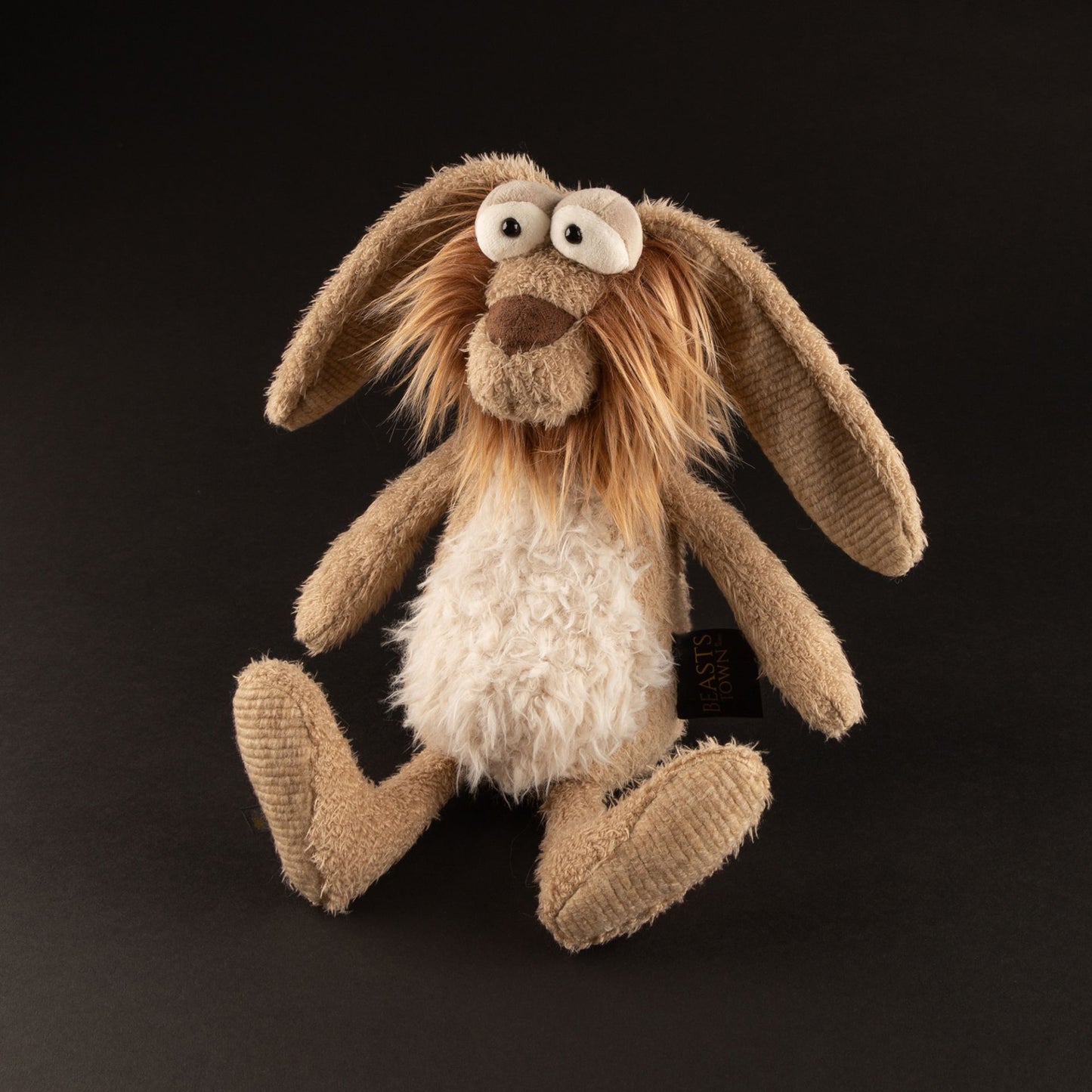 Der Sigikid BEASTS - BESSER WISSER in einem Kinderzimmer, umgeben von Spielsachen, zeigt seine Eignung als treuer Begleiter für kleine Abenteurer