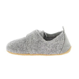 LIVING KITZBÜHEL Hausschuh 3821-610 - grau - Close-up of high-quality gray slip-on shoes with embroidered logo on the side