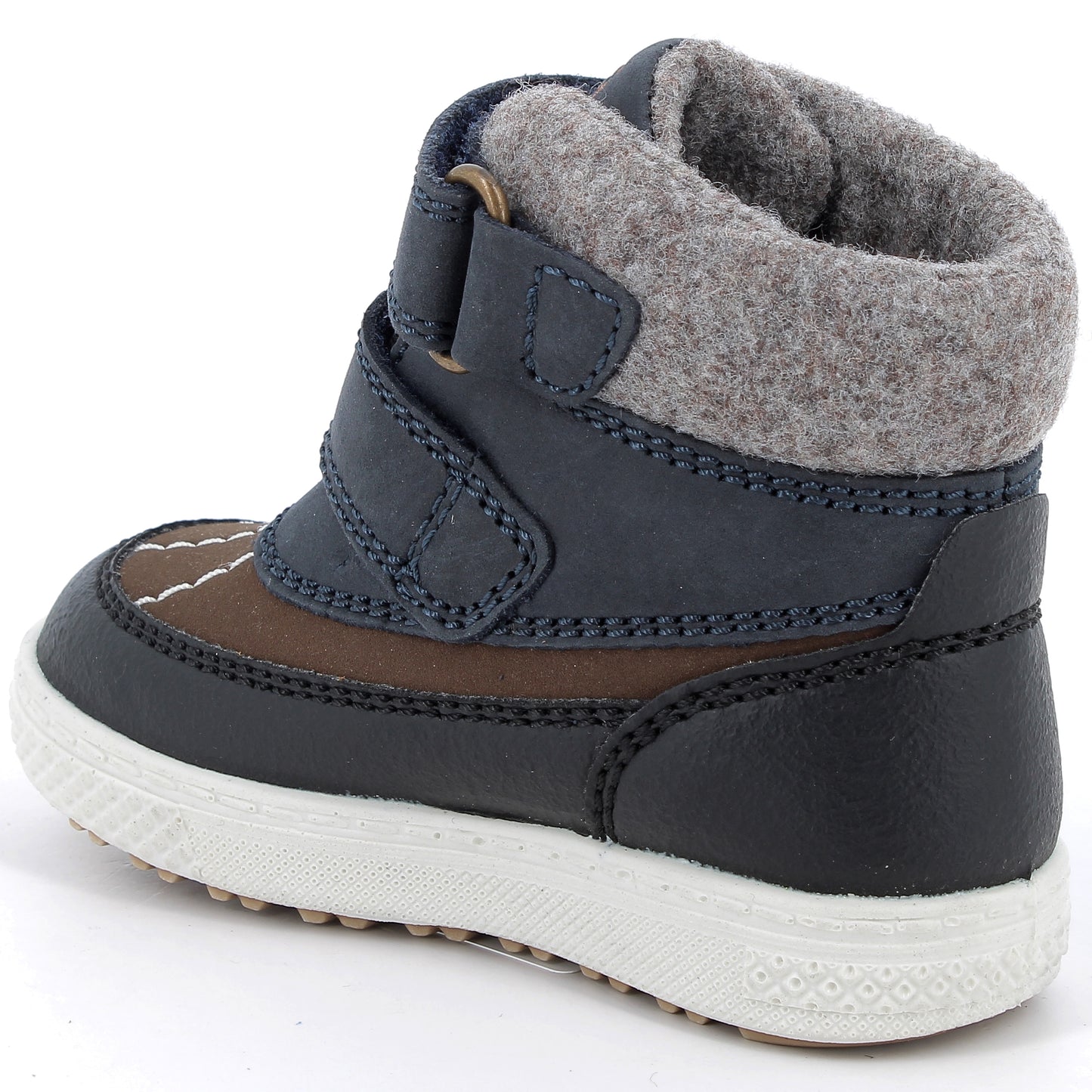 Person wearing the PRIMIGI GORE-TEX Knöchelschuh BARTH 68524-66 in navy and brown walking on a path