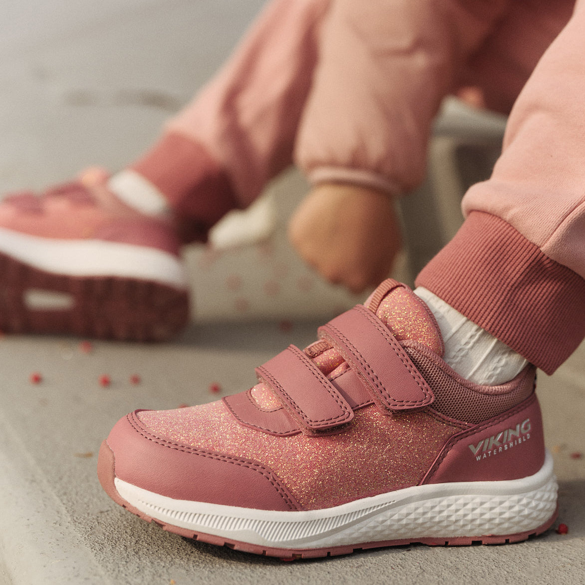 Wasserdichter Halbschuh mit Glitzereffekt in Rosa, 2-fach Klettverschluss