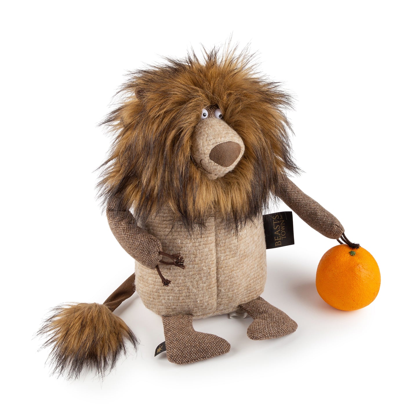 Stoff Löwe mit liebevollen Stickereien und lebendigem Ausdruck