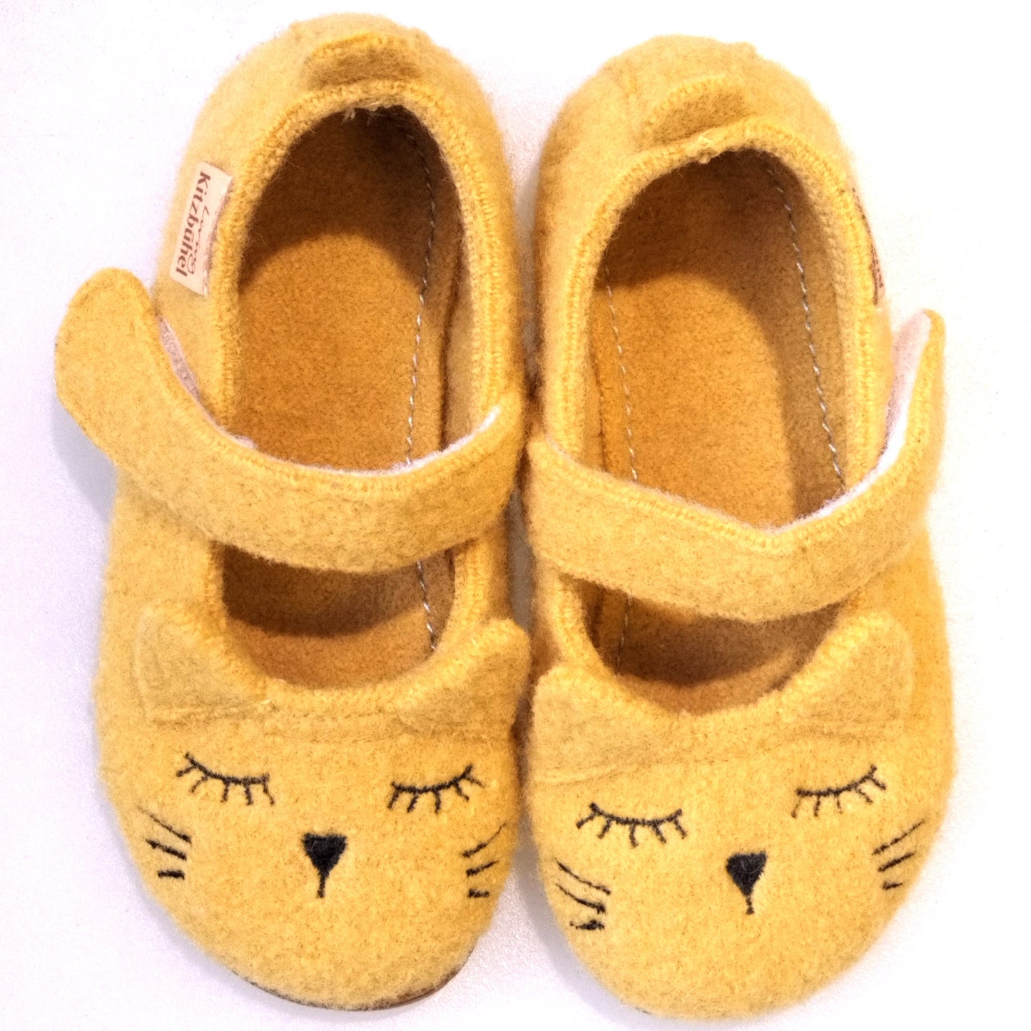 Gemütlicher LIVING KITZBÜHEL Hausschuh 4024/134 in senfgelb mit Katzenmuster für bequemen Komfort zu Hause
