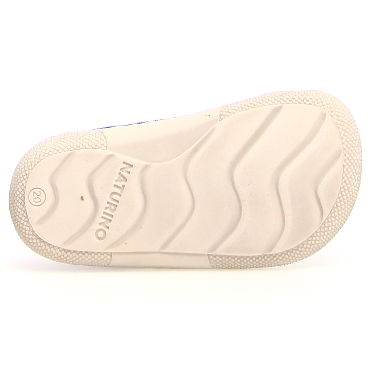 Kids feet inside NATURINO Barfußschuh Halbschuh AMUR showing the natural movement