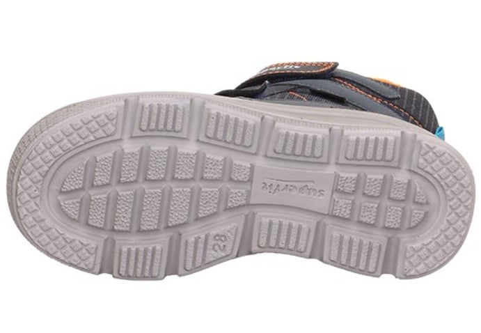 Nahaufnahme der strapazierfähigen Sohle des SUPERFIT GORE-TEX MARS 9072-80 Stiefels in Blau und Orange, rutschfestes Profil
