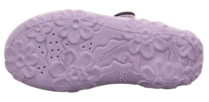 Seitenansicht des SUPERFIT Hausschuh BONNY 283-855 mit Einhorn-Motiv in leuchtendem Lila