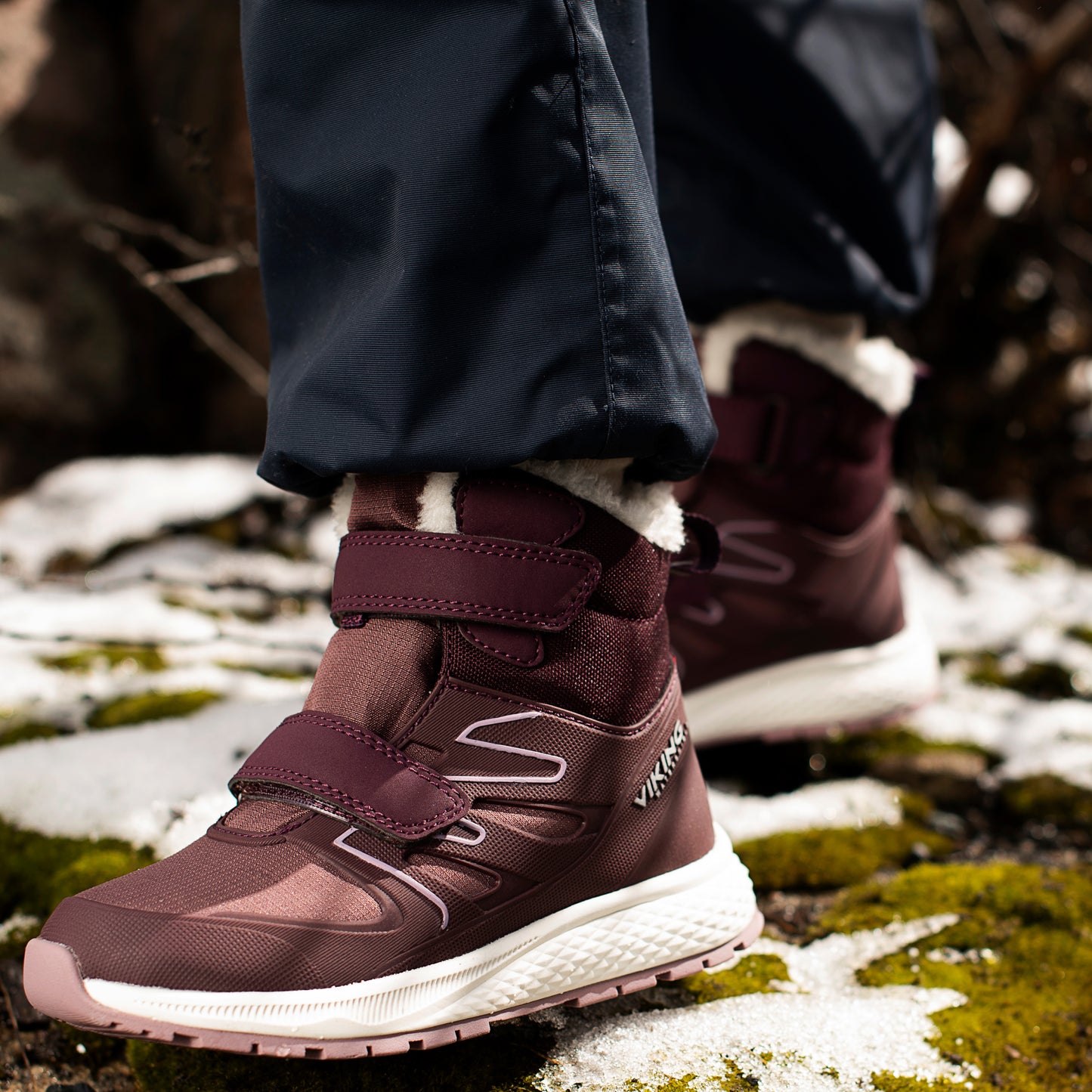 Viking TEX Knöchelschuh EQUIP DEFENCE WARM 2V - Lifestyle image of the shoe being worn in a snowy outdoor setting