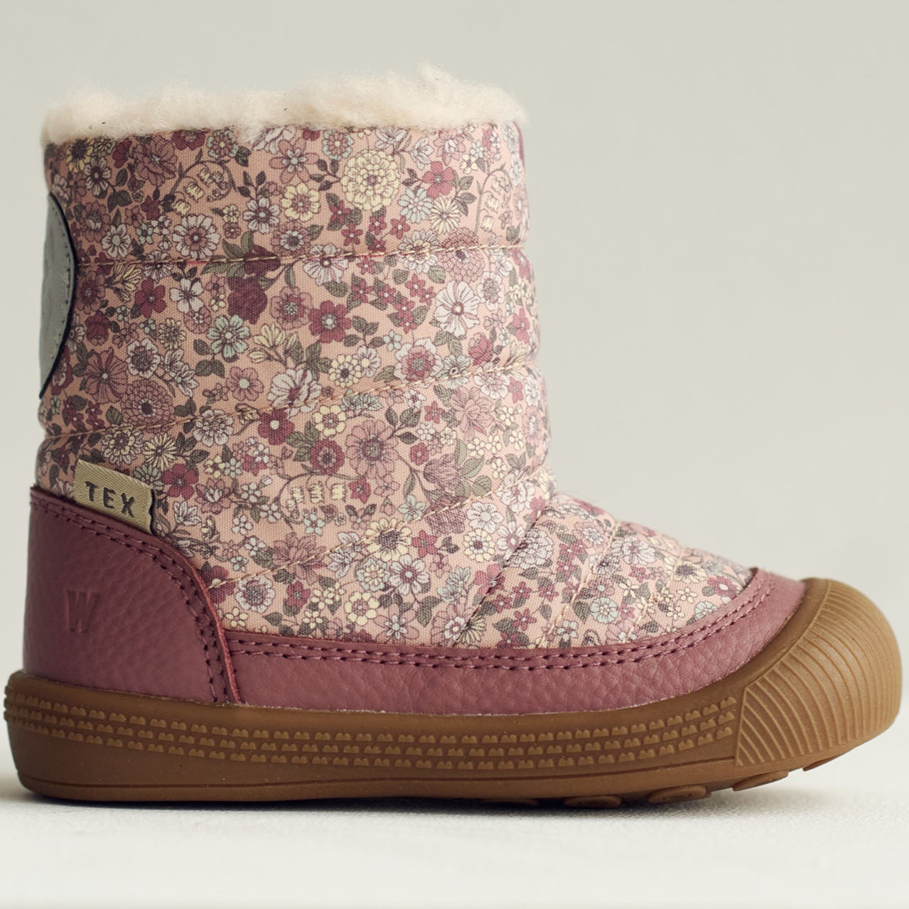 Vorderansicht des eleganten WHEAT TEX DELANEY Stiefels in altrosa mit winterblumenmuster, perfekt für kalte Tage