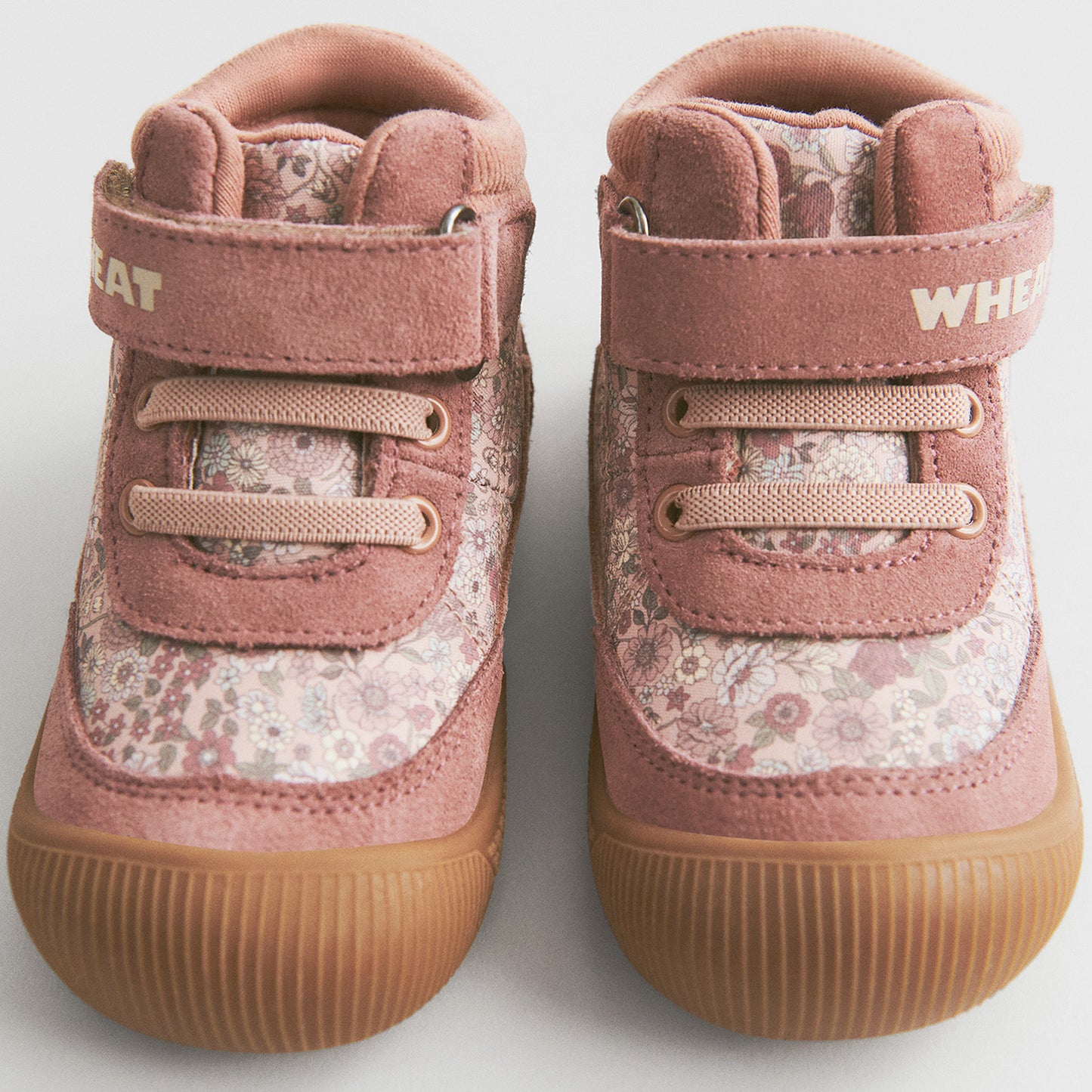 Vorder- und Seitenansicht des WHEAT TEX Knöchelschuhs TODY WF705-02, roséfarben mit Wildblumenmotiven, hochwertiges Material und bequeme Passform