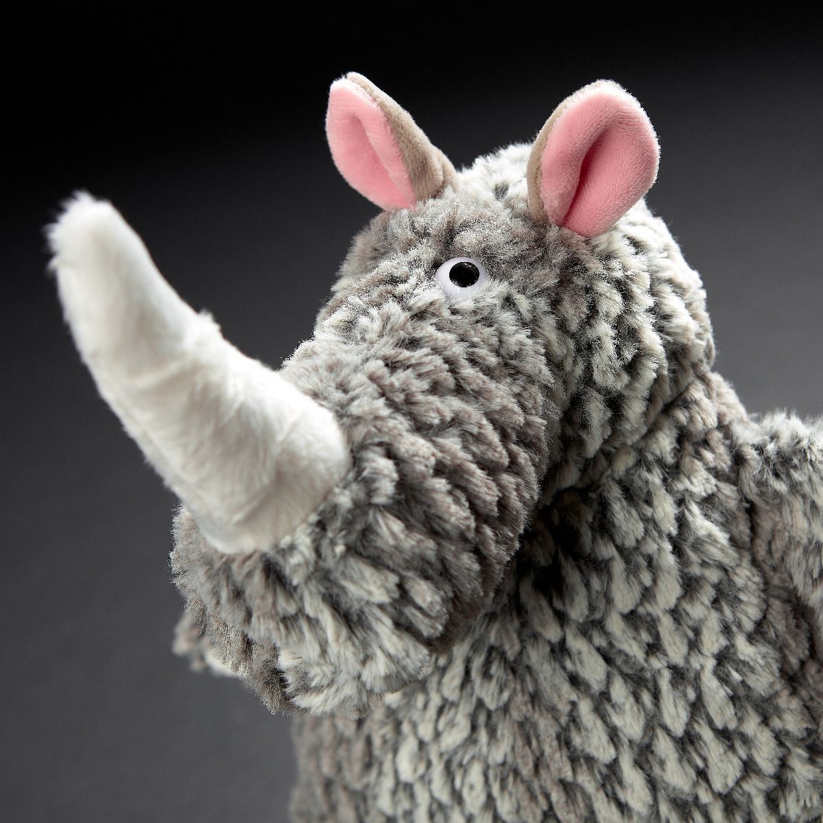 Süßes und lustiges Stofftier in Grau mit kleinen Ohren und Hörnern