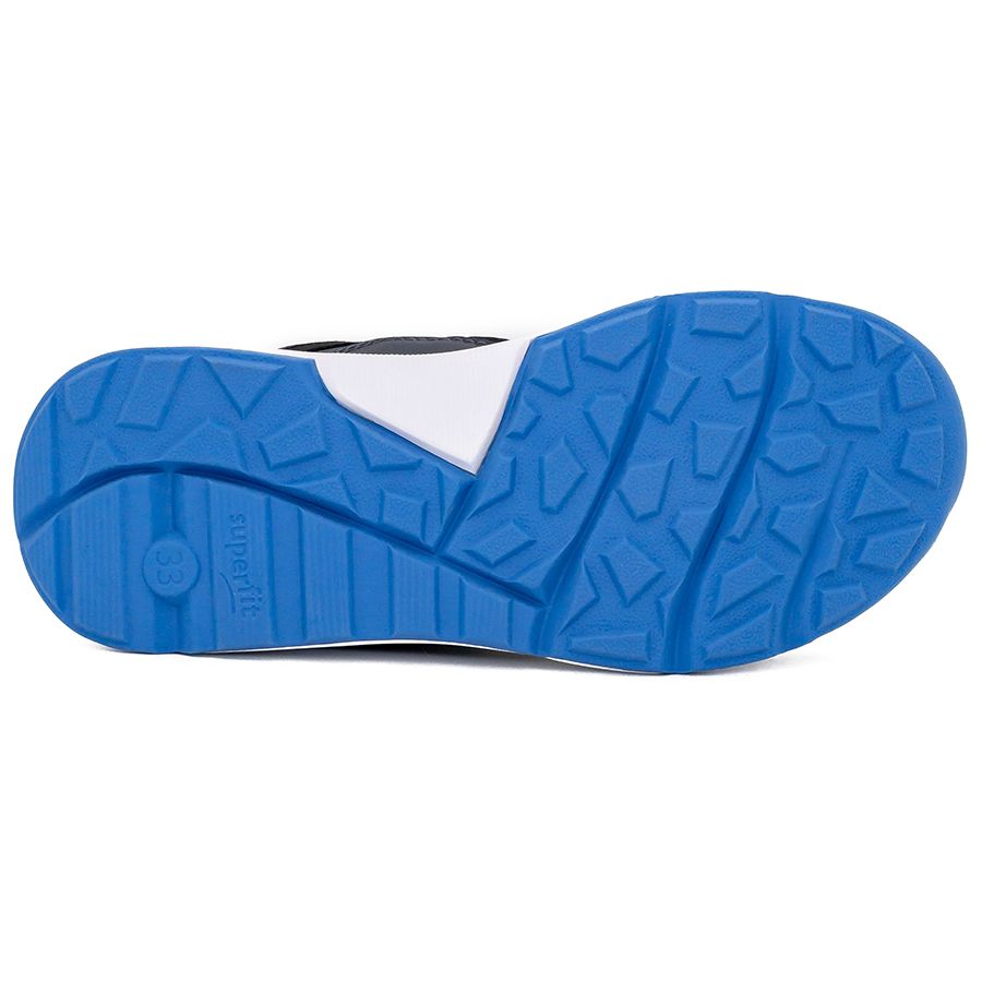 Action shot of a person wearing SUPERFIT GORE-TEX BOA Halbschuh FREE RIDE 551-80 while hiking, highlighting the traction and support provided by the rugged outsole