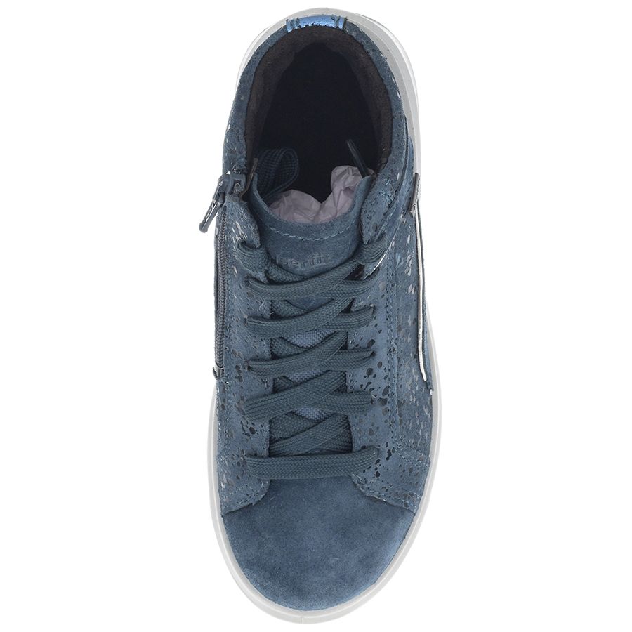 Child wearing SUPERFIT Halbschuh COSMO 6468-800 while running, demonstrating the comfort and stability of the shoe