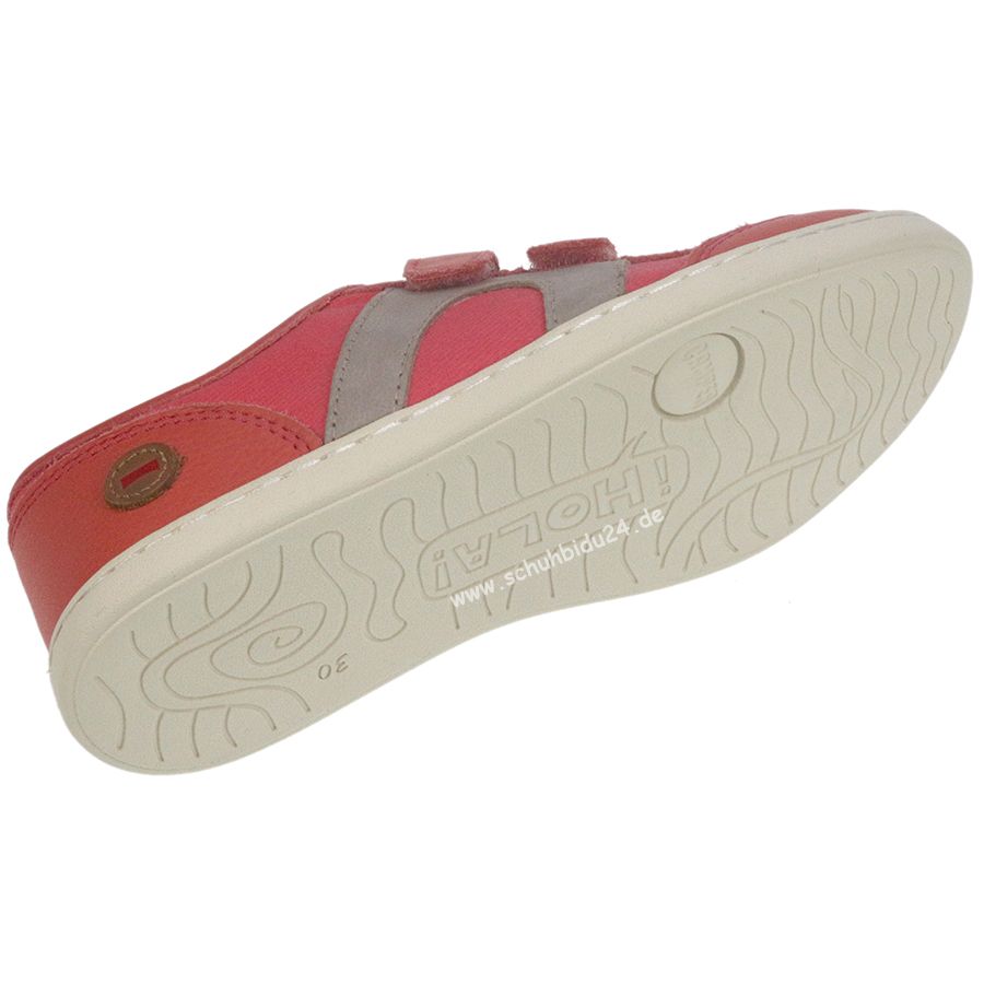 CAMPER Halbschuh UNO KIDS 80509-014 - koralle being worn by a kid during outdoor activities