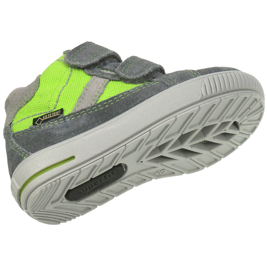 Happy kid wearing SUPERFIT GORE-TEX Knöchelschuh MOPPY 356-44, enjoying outdoor activities in any weather condition