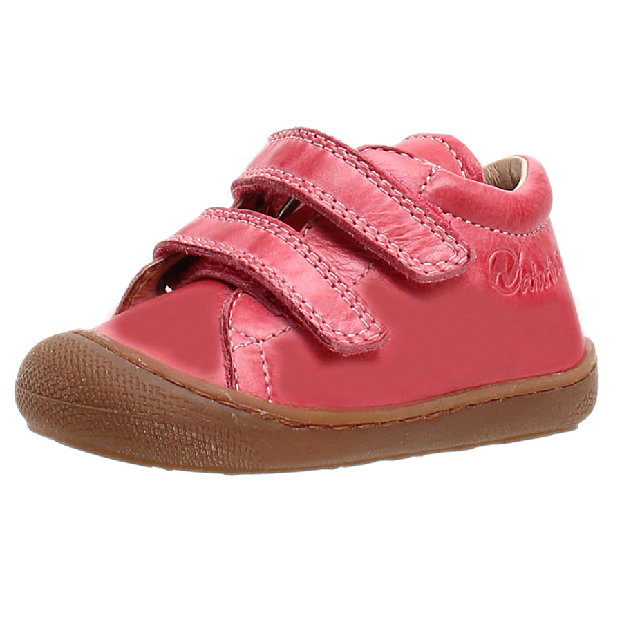 Close-up of NATURINO Halbschuh COCOON in vibrant koralle color, featuring durable construction and comfortable design for kids' everyday wear