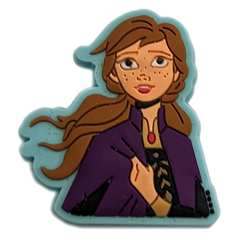 Detailgetreue Abbildung der CROCS Jibbitz - Eiskönigin - Anna II, ein farbenfroher und kinderfreundlicher Schuhanhänger mit dem Charakter Anna aus dem Film Die Eiskönigin - Völlig unverfroren