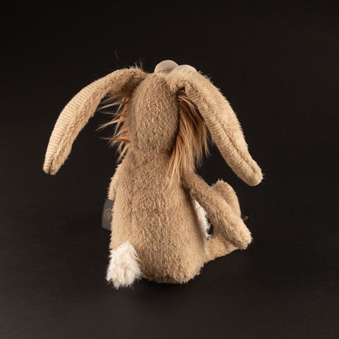 Ansicht des Sigikid BEASTS - BESSER WISSER in einer sitzenden Position, mit Fokus auf die weiche, plüschige Oberfläche und die kindgerechte Gestaltung