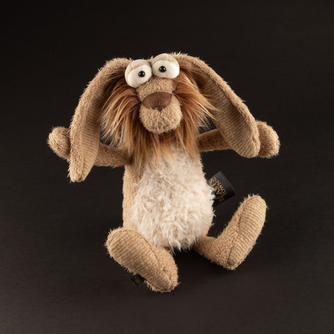 Der Sigikid BEASTS - BESSER WISSER sitzt auf einem hellen Hintergrund, zeigt seine kuschelige Oberfläche und den liebenswerten Ausdruck, perfekt für Babys und Kleinkinder