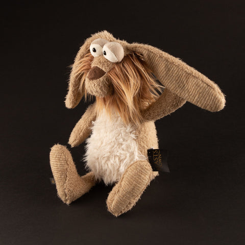 Nahaufnahme des verzierenden Stickmusters auf dem Bauch des Sigikid BEASTS - BESSER WISSER, das das hochwertige Material und die liebevolle Verarbeitung zeigt