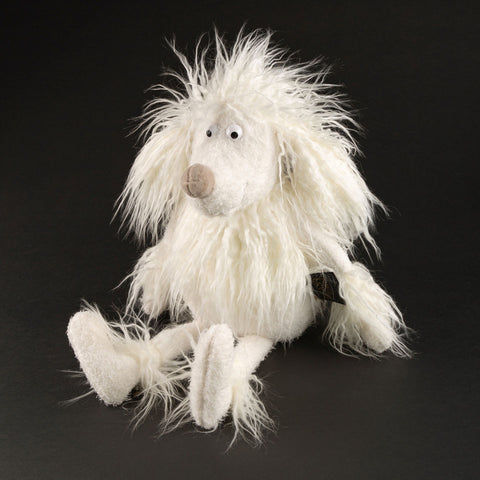 Nahaufnahme des weichen Fells und der liebevollen Stickereien auf dem Pudel Lady Miranda Kuscheltier