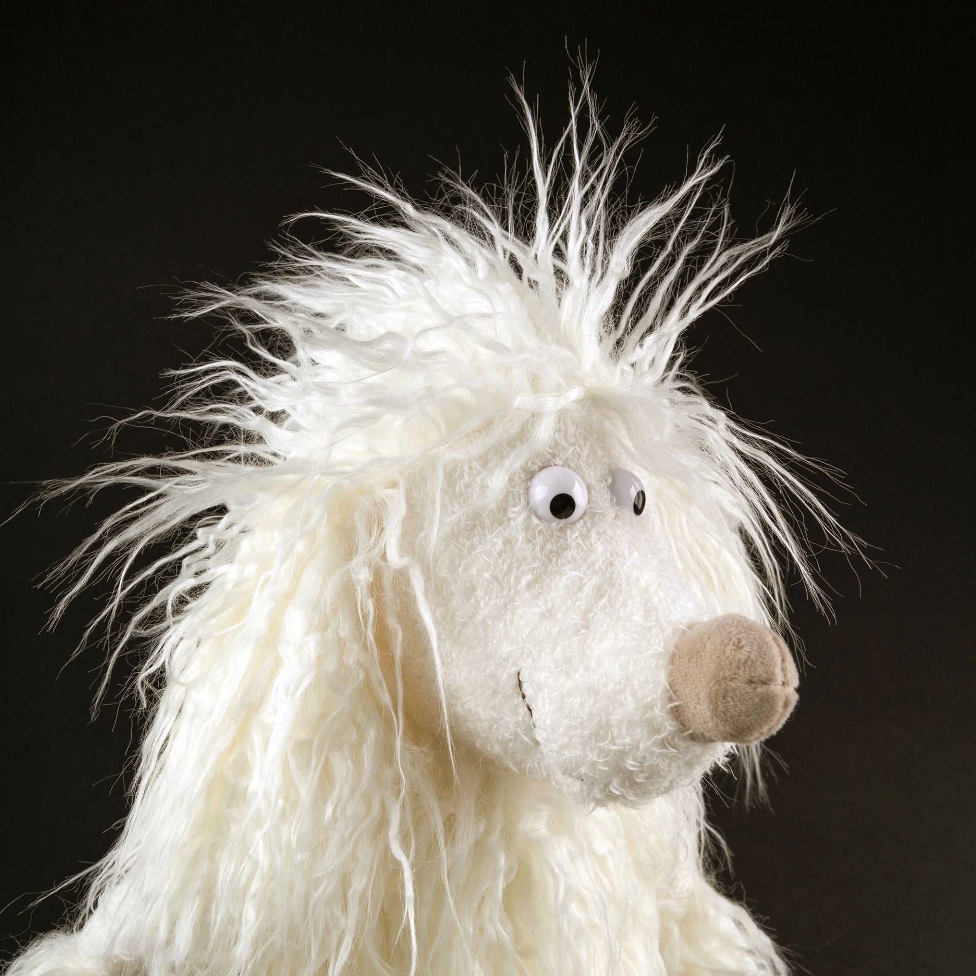 Seitenansicht des Sigikid BEASTS - Pudel Lady Miranda, zeigt die elegante Haltung und die weiche Textur