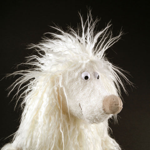 Seitenansicht des Sigikid BEASTS - Pudel Lady Miranda, zeigt die elegante Haltung und die weiche Textur