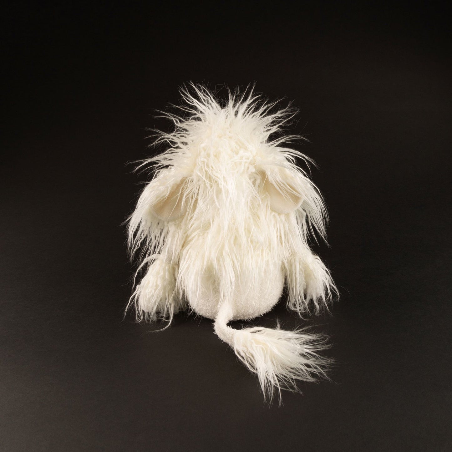 Das Plüschtier Pudel Lady Miranda mit seinen detaillierten Merkmalen und freundlichem Ausdruck