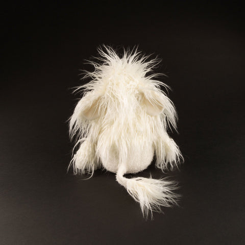 Das Plüschtier Pudel Lady Miranda mit seinen detaillierten Merkmalen und freundlichem Ausdruck