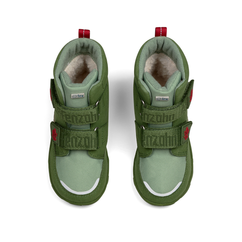 Child wearing AFFENZAHN TEX Stiefel COMFY VEGAN Drache - grün boot while playing outdoors