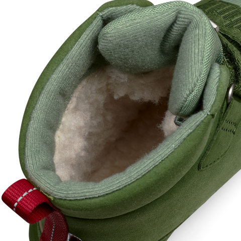 Child wearing AFFENZAHN TEX Stiefel COMFY VEGAN Drache - grün boot while walking in the rain