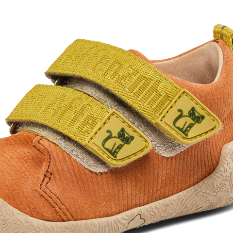 Modischer Kinderschuh in warmen Herbstfarben