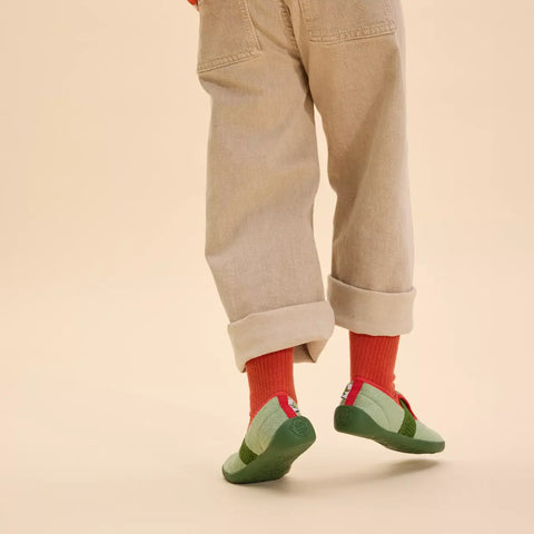 Kuscheliger Kinder-Hausschuh in Grün mit niedlichem Drachenmotiv