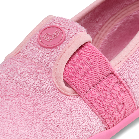 Nachhaltige Hausschuhe in Regenbogenfarben mit Einhorn-Applikation