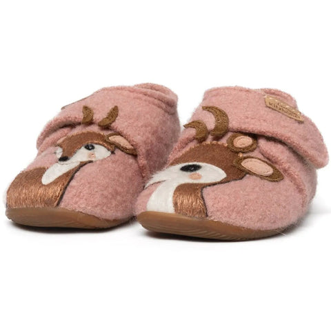 Vorderansicht des LIVING KITZBÜHEL Hausschuh Modell 4200-311 in rosa mit Reh-Dekor, flauschiges Obermaterial, braune Sohle.