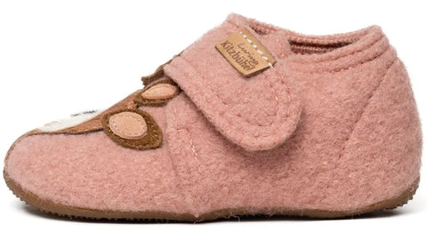 Seitenansicht des rosa LIVING KITZBÜHEL Hausschuh 4200-311 mit Klettverschluss und Rehkitz-Motiv.