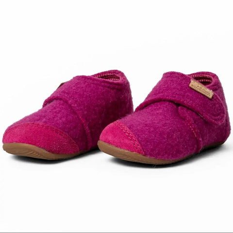 Vorderansicht eines pinken Hausschuh-Paares von LIVING KITZBÜHEL, Modell 4825-363, flauschiges Obermaterial, braune Sohle