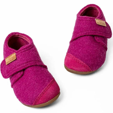 Vorderansicht eines Paares fuchsia Filz-Hausschuhe von LIVING KITZBÜHEL mit Klettverschluss und brauner Sohle.