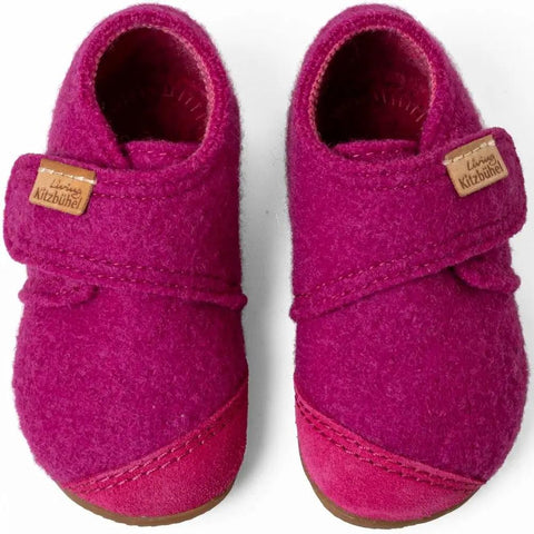 Ansicht von oben: LIVING KITZBÜHEL Hausschuh Modell 4825-363 in fuchsia, braune Sohle, Leder-Label.