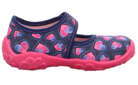 Seitenansicht des SUPERFIT Hausschuh BONNY Modell 283-880 in dunkelblau mit rosa Herzen und pinker Sohle.