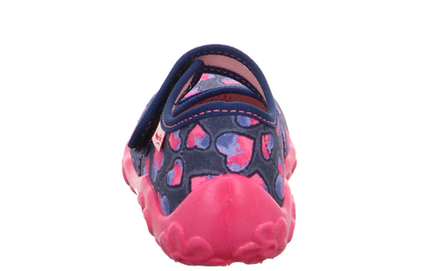 Rückansicht des SUPERFIT Hausschuh BONNY 283-880 in dunkelblau/rosa mit Herz-Muster und pinker Sohle.