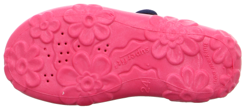 Sohlenansicht eines rosa SUPERFIT Hausschuhs mit Blütenmuster.