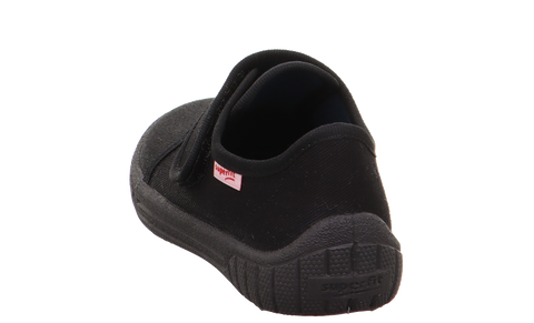 Rückansicht eines schwarzen SUPERFIT Hausschuhs BILL 8271-010; pinkes Logo-Patch sichtbar.