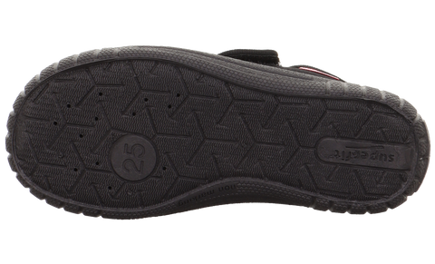 Unteransicht des SUPERFIT Hausschuh BILL 8271-010, schwarz; schwarze Gummi-Sohle mit hexagonalem Profil, Markenlogo sichtbar.