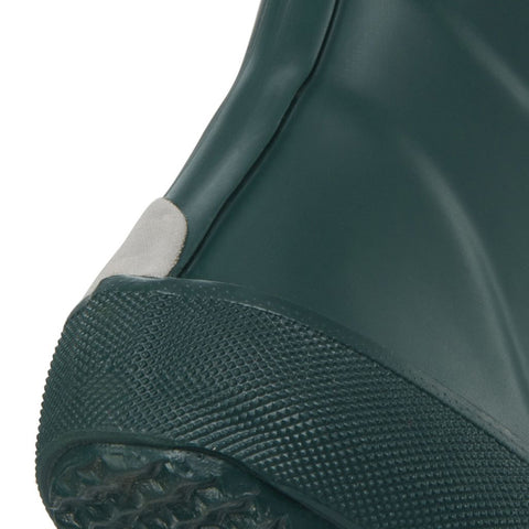 Person wearing VIKING Gummistiefel ALV INDIE - tannengrün boots while hiking through muddy terrain