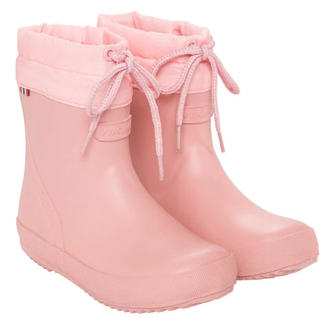 VIKING Gummistiefel ALV INDIE - hellrosa, Paar; Seitenansicht der Gummistiefel mit Schnürsenkeln