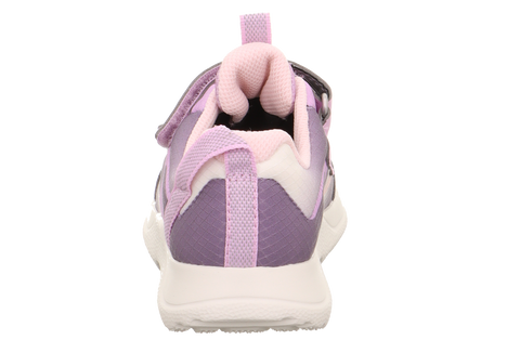  Kinderfüße in den SUPERFIT GORE-TEX Halbschuh RUSH 208-850 in rosa und lila, spielen im Freien 