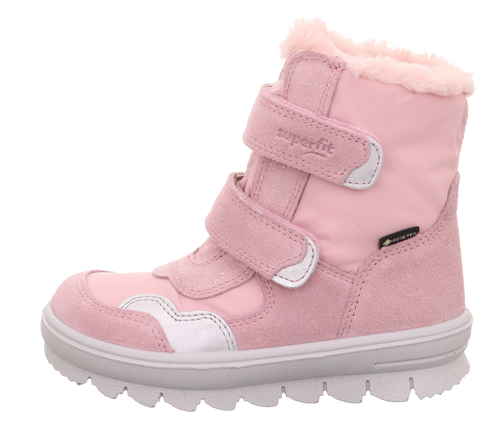 Detailaufnahme eines pinken SUPERFIT Gore-Tex Stiefels Flavia mit Klettverschluss, Fellrand und Glitzer.