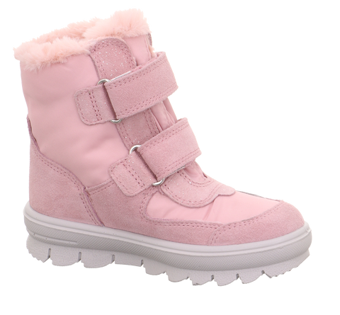 Seitenansicht eines rosa SUPERFIT Stiefels mit Fellrand, Glitzer, Riemen und Metallringen; weiße Sohle sichtbar.