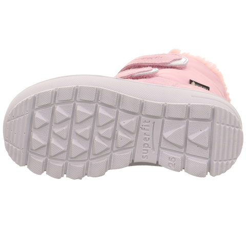 Unteransicht der pinken SUPERFIT Schuhsohle; weiße Gummi-Sohle, sichtbares GORE-TEX-Label.