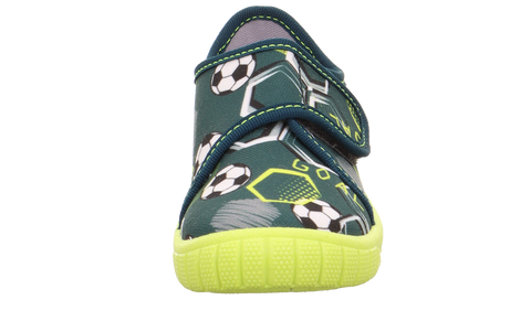 Vorderansicht des SUPERFIT Hausschuh BILL 279-706 mit grünem Obermaterial, Fußball-Print und neon Gelb-Sohle.