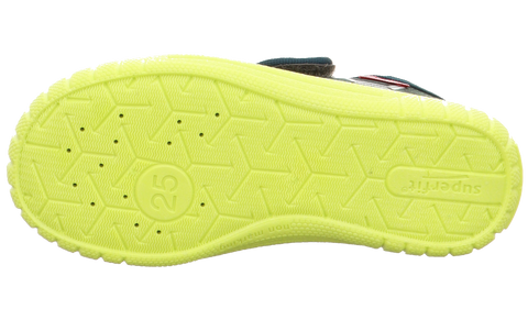 Unteransicht des SUPERFIT Hausschuhs BILL 279-706; neon-gelbe Sohle, Markenlogo sichtbar.